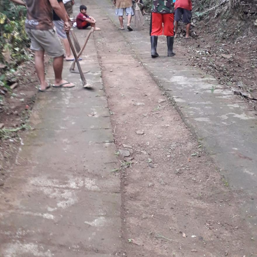 Warga RT 51 Padukuhan Sangkrek Kerja Bakti Bersihkan Jalan Corblok 